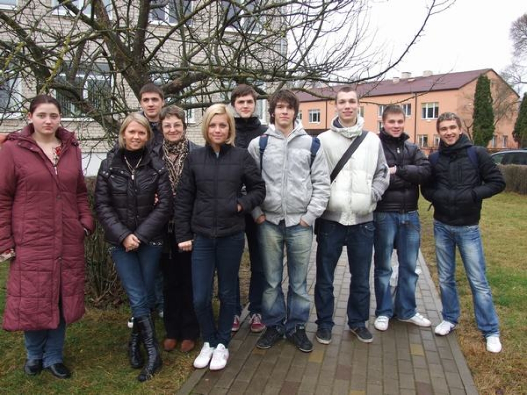 JAUNIE DONORI. Pirmo reizi asinis nodeva Aļona (no kreisās), Elīna, Karīna (starp viņām skolotāja Astra Jansone) un Kaspars (no kreisās), Arnis, Kristaps, Elgars, Igors un Mārtiņš.