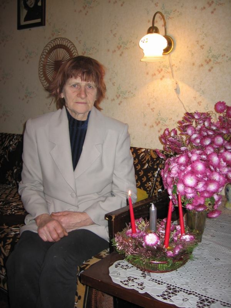 NO SAV DĀRZA. Olgai Baltacei patīk, ja viss zied un zaļo. Par vasaru un sauli atgādina mārtiņrozes vāzēs. 