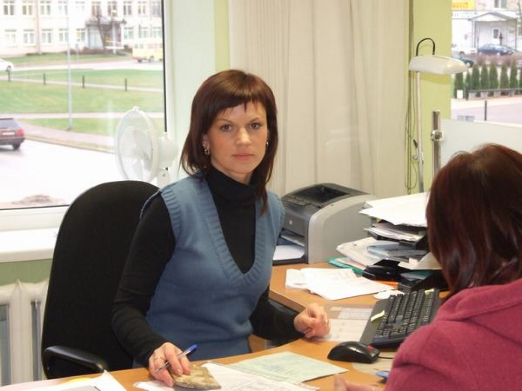 NĀK VIENS PĒC OTRA. NVA Aizkraukles filiāles inspektorei Astrīdai Padomai un viņas kolēģēm decembrī darba ir vairāk, jo bezdarbnieku skaits pieaug.  