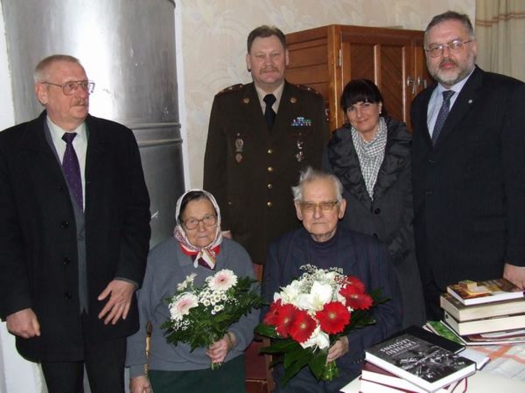 Ar goda viesiem. Jaunjelgavas domes priekšsēdētājs Gundars Stahovskis (no kreisās), NBS ģenerālis Juris Vectirāns, Valsts prezidenta kancelejas Lietvedības nodaļas vadītāja Maira Sudrabiņa, Ordeņa kapitula kanclers Andris Vilks, Alīda un Konstantīns Rozenbergi. 