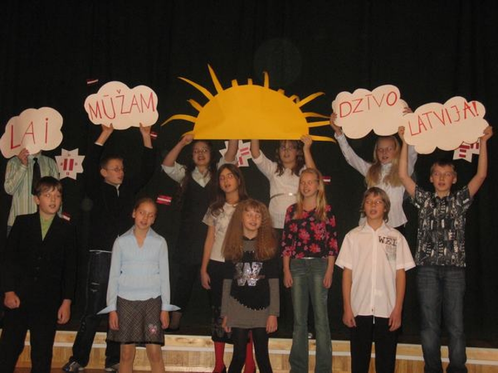 DZIESMAS LATVIJAI. Dzied Aizkraukles pilsētas sākumskolas 5.b klases koris. 
