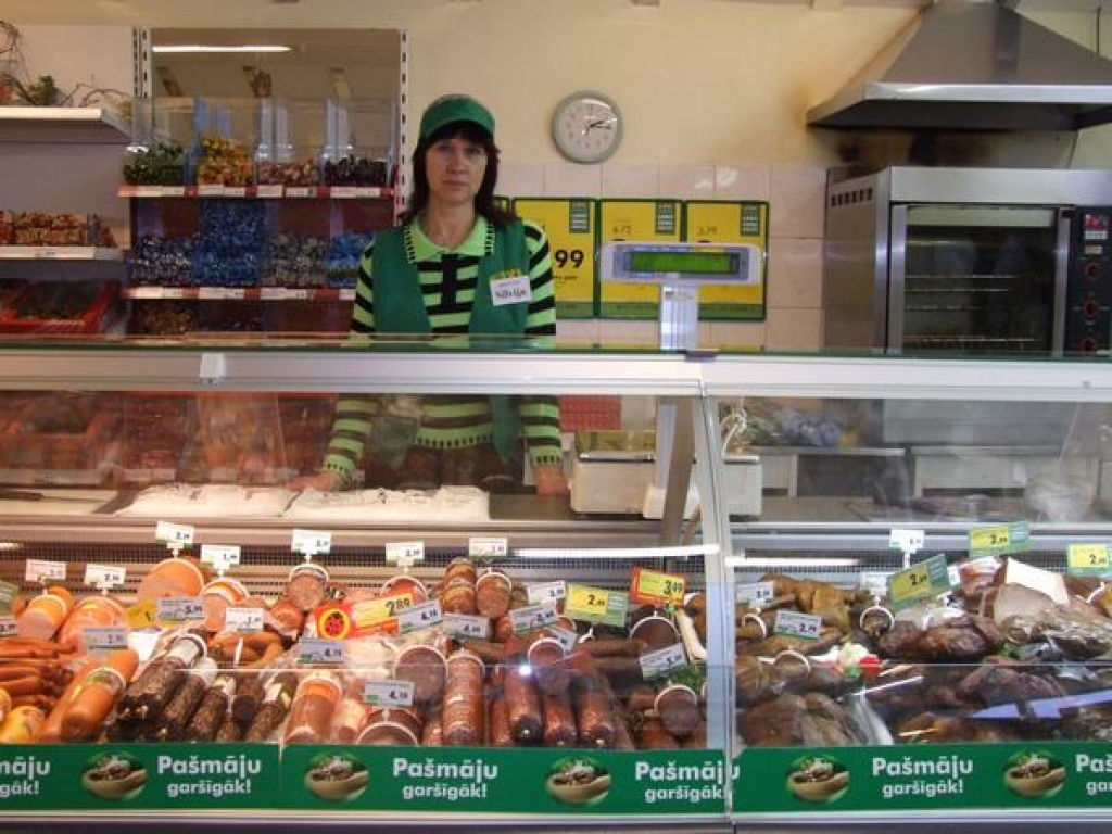 Aizkraukles veikala “Elvi” pārdevēja Silvija Ļubka stāsta, ka arī pati vienmēr izvēlas  pašmāju produktus —  tie ir garšīgāki un veselīgāki.