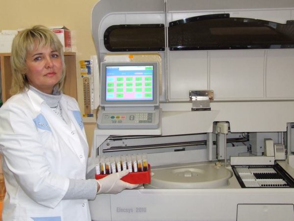 TĀPAT KĀ RĪGĀ. Laboratorijas vadītāja Stella Lapiņa gandarīta, ka rajona slimnīcā pacientiem tagad var piedāvāt to pašu, ko galvaspilsētā.