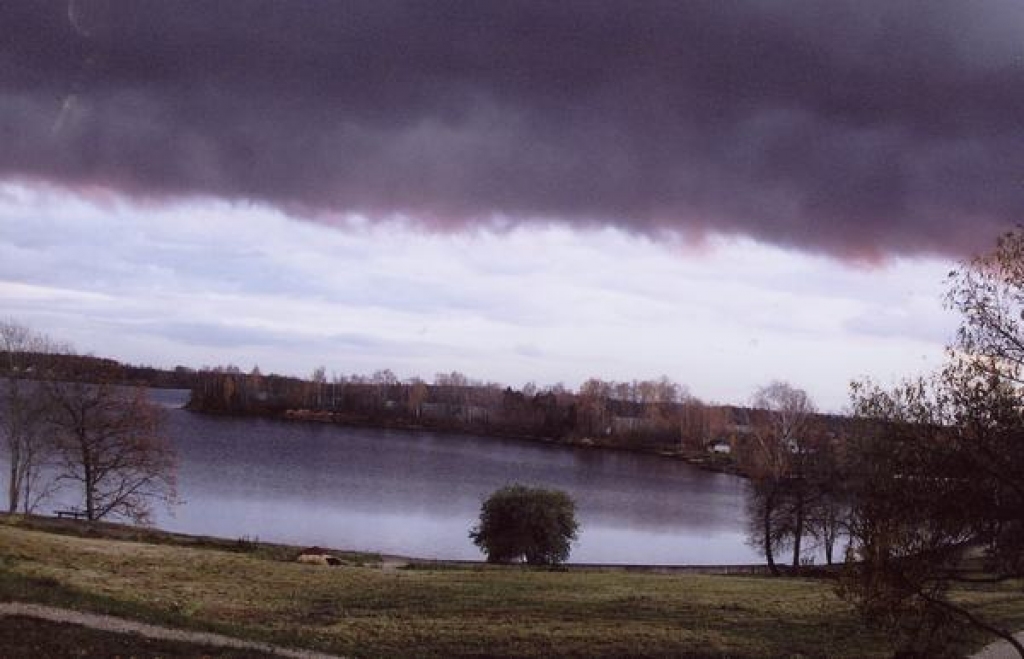 TIKAI ĪSU BRĪDI. Melnu mākoņu vāli  Aizkraukli pārklāja nepilnu pusstundu.