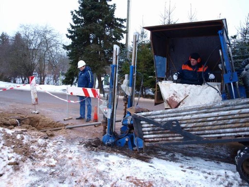 CAURULES AIZSLĪD PAZEMĒ. SIA “Laterna” strādnieki cauruļvadus ierīko īpaši nebojājot ielas asfalta klātni. Dienā iespējams izbūvēt 80 metru pazemes cauruļvadu.