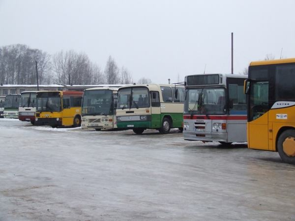 NEIERASTS SKATS. Vēl tikai pirms divām nedēļām “Aizkraukles ATU” pagalmā šādu skatu ieraudzīt bija pagrūti — visi autobusi bija reisā. 