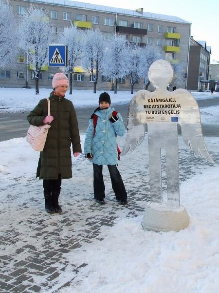 Ieinteresē. Atstarojošās eņģeļu figūras piesaista garāmgājēju uzmanību. Ieraugot sevi kā spogulī, der padomāt, vai pārgalvības dēļ par eņģeli nekļūsi pats.