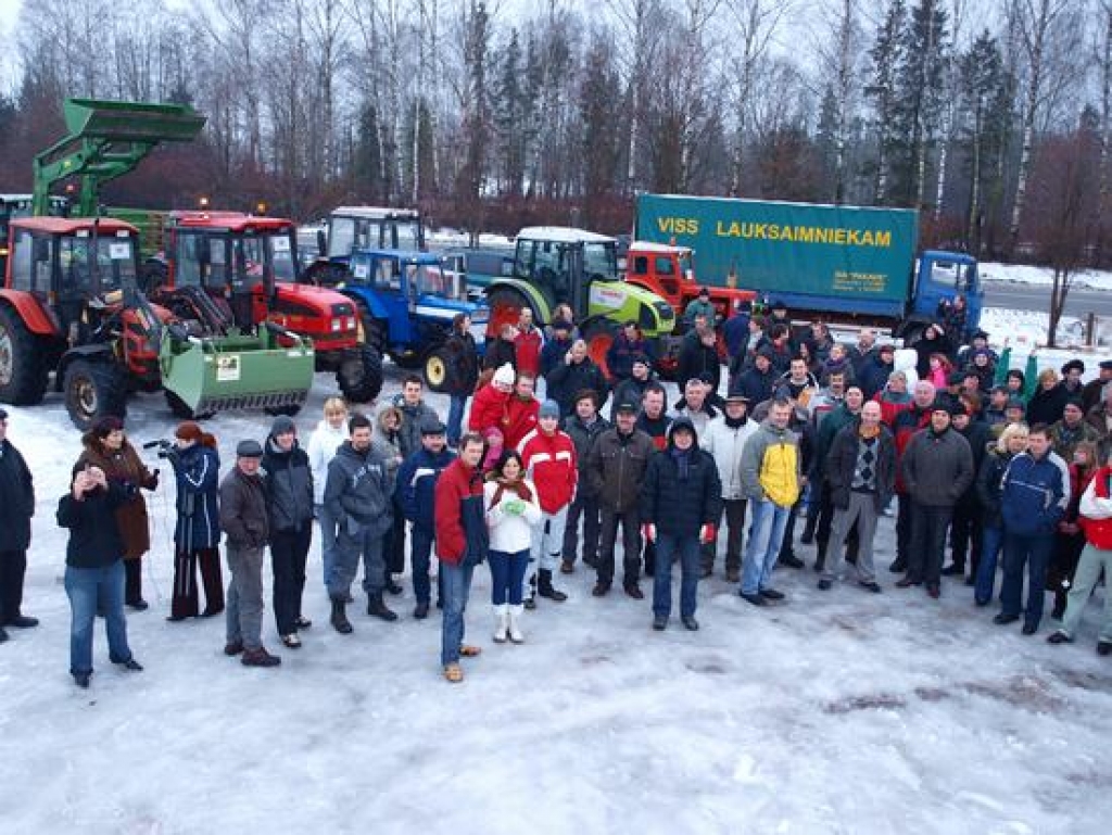 Šodien visā Latvijā notiek lauksaimnieku protesta akcijas. Zemnieki ar lauksaimniecības tehniku uz Rīgas — Daugavpils šosejas izbrauca arī Aizkraukles rajonā. Akcijā piedalījās ap 70 traktoru un automašīnu un vairāk nekā simts...
Autors: Indulis Burka