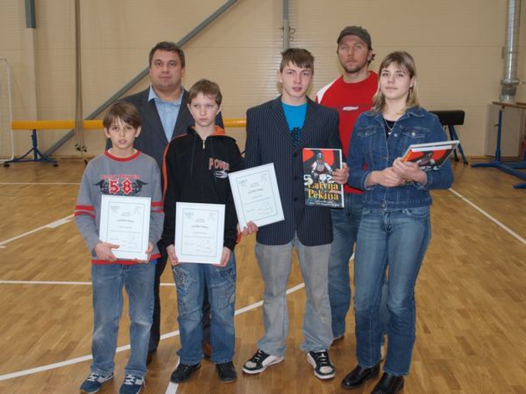Pekinas olimpisko spēļu medaļnieki — vieglatlēts Ainārs Kovals un svarcēlājs Viktors Ščerbatihs šodien, 16. janvārī, viesojās Valles vidusskolā, kur tikās ar Valles vidusskolas un Kurmenes pamatskolas audzēkņiem un apsveica šo mācību...
Autors: Indulis Burka