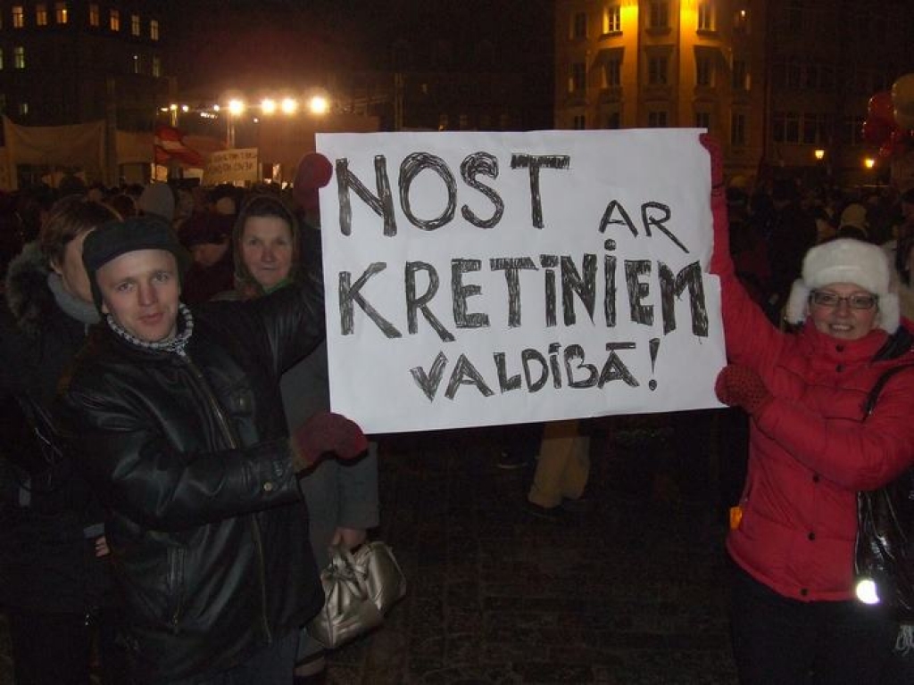 Šovakar Doma laukumā bija pulcējušies vairāk nekā desmit tūkstoši dažāda vecuma cilvēku, rokās turot plakātus, valsts karogus un balonus. Cilvēki drūzmējās tuvāk skatuvei un izsauca dažādus saukļus. Doma laukuma centrālā daļa un ieliņas,...
Autors: Indulis Burka