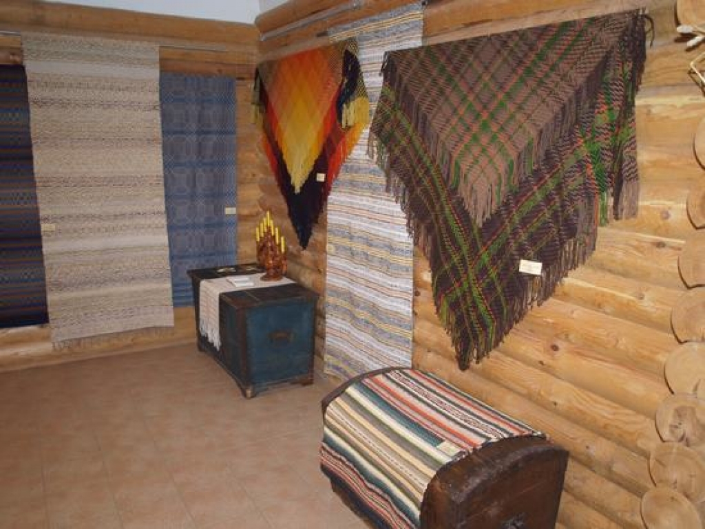 DAUDZKRĀSAINIE ROKDARBNIEČU DARINĀJUMI. 