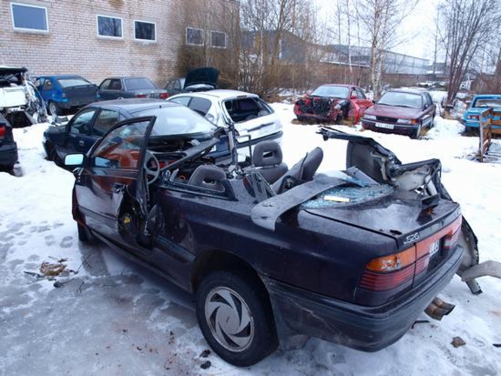 VRAKS. Pēc trieciena no mazdas palika pāri vien salocītu “dzelžu” kaudze.