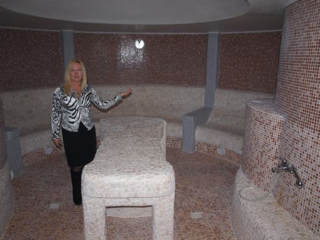 Uz pirti! Inese Lāzere rāda mozaīkflīzēm izklāto turku pirti ar masāžas galdu vidū.