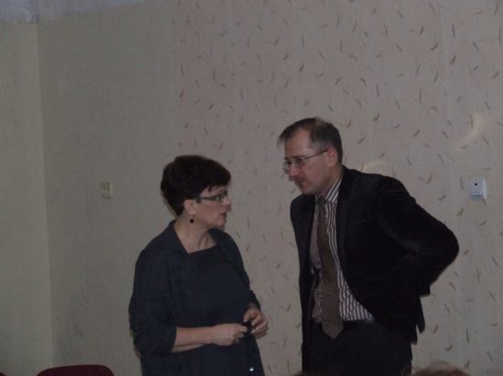 Spriež par turpmāko. Sandra Kalniete pārrunā tikšanās norisi ar Aizkraukles rajona padomes izpilddirektoru Gunti Libeku, kurš atstājis savu ilggadējo tēvzemiešu partiju un “pieslējies” “Pilsoniskajai savienībai”. 