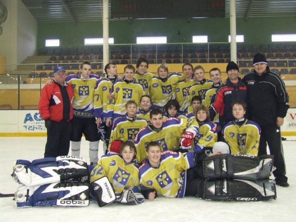 PRIECĪGI PAR UZVARU. Jauniešu komanda “Lavīna” kopā ar treneriem Valēriju Koreškovu (no labās), Juri Forisjaku, un komandas menedžeri Aivaru Vingru (no kreisās).