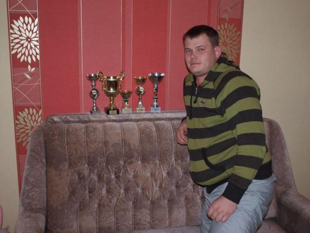 TROFEJAS. Andris Ozoliņš uzskata, ka lielākie panākumi viņa autosportista karjerā vēl būs. 