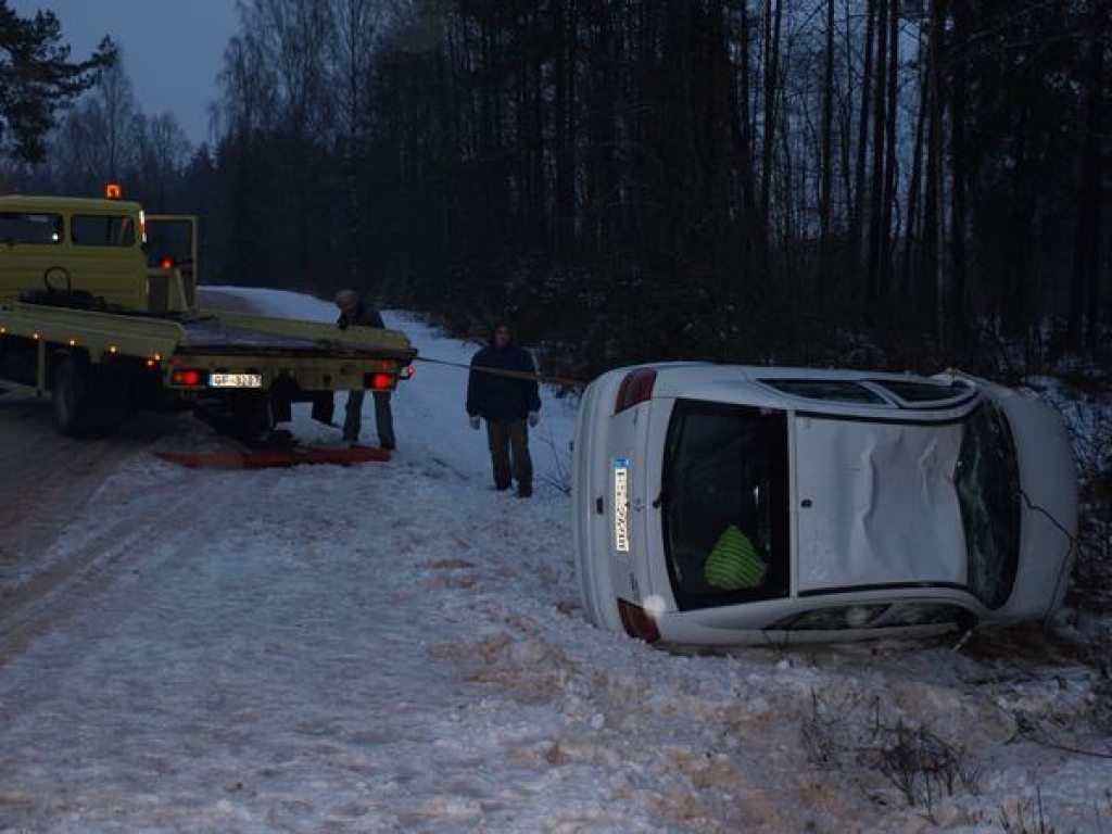 RITEŅI GAISĀ. Opelītis pēc trieciena ieslīdēja grāvī un apgāzās. Tajā dienā tas bija vienīgais ceļu satiksmes nelaimes gadījums Aizkraukles rajonā.