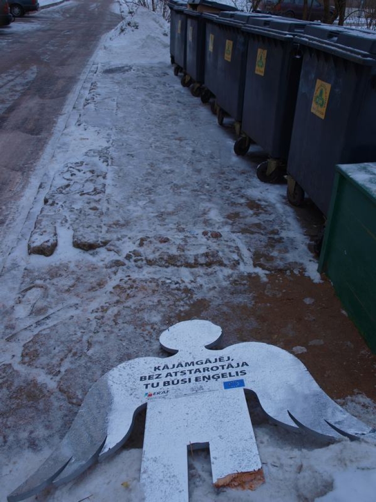 IZMET PAT EŅĢELI. Sabojāto eņģeļa figūru kāds nometis pie atkritumu tvertnēm. 