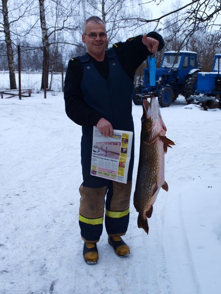 LIELĀKĀ MŪŽĀ. Bruno Neija noķēris 11 kilogramu smagu līdaku. 