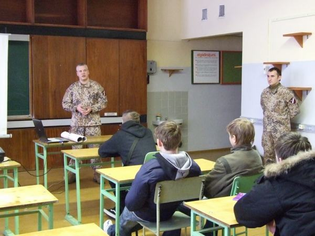 Vērts ieklausīties. Arodvidusskolas audzēkņi uzmanīgi ieklausās zemessargu Raivja Paeglīša (no kreisās) un Jevgenija Jakovļeva teiktajā. 