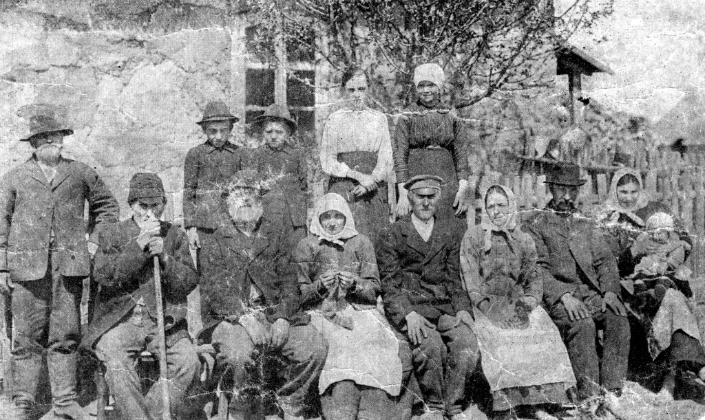 LATGALIEŠA DZIMTA. Pirmajā rindā no labās (sēž) — 115 gadu vecais Ārmanis ar  66 gadus veco dēlu, mazdēliem un viņu sievām, otrajā rindā — mazmazdēls Alfons un Pēteris (viņš — mūsu lasītāja Jāņa Pāča  tēvs). Blakus ilgdzīvotājam — kaimiņš (iespējams, attāls Daiņa Īvāna radinieks). 