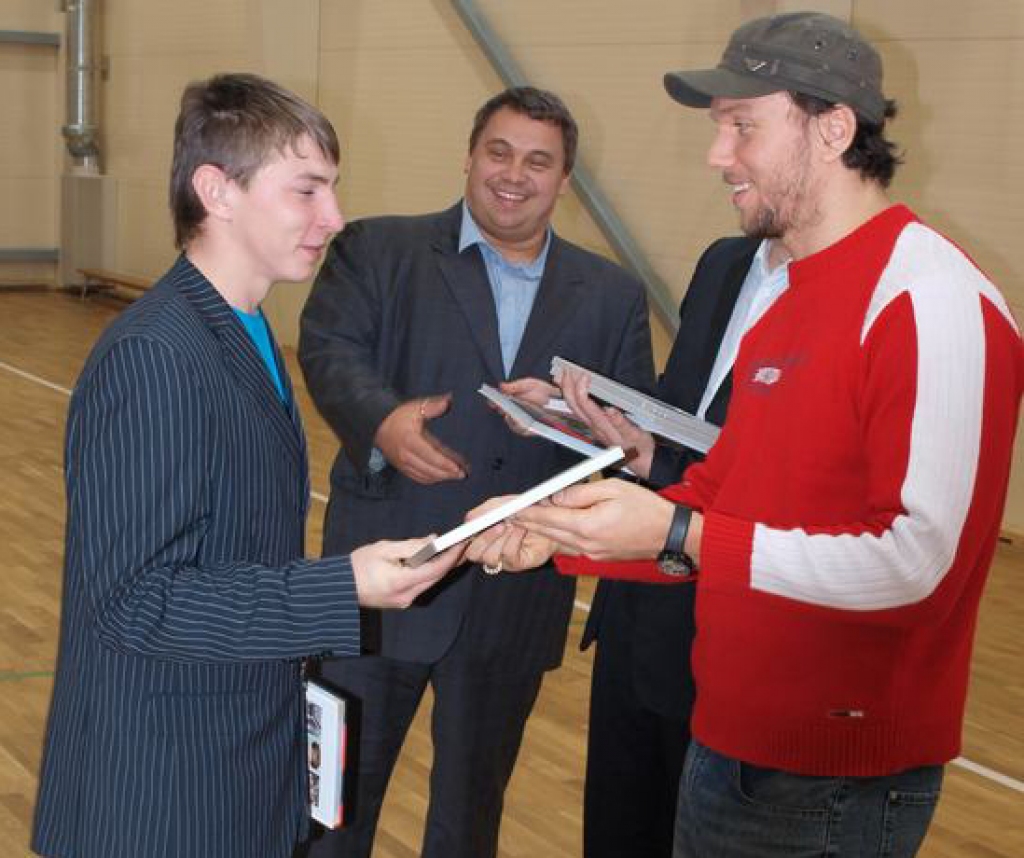 GODAM NOPELNĪTS. Kurmenieti Pēteri Meieru sveic Ainārs Kovals un Viktors Ščerbatihs. Pēterim Meieram ir labi panākumi skriešanā garajās distancēs. 
