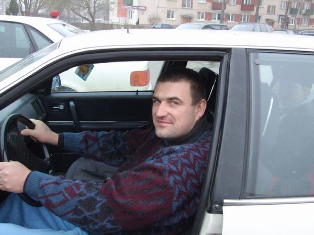 PATS PIE STŪRES.  Mareks Melehovs ar savu audi brauc, bet ratiņkrēsls — bagāžas nodalījumā.  