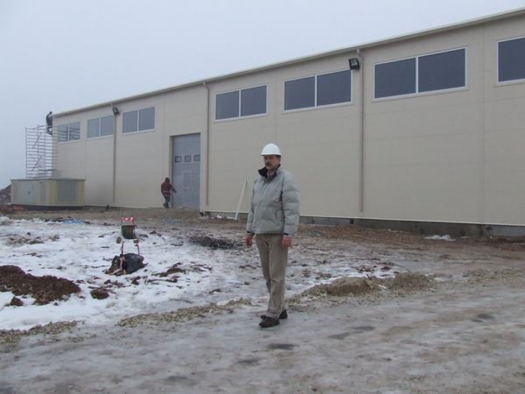 Gandrīz gatava. Būvdarbu vadītājs Jānis Lūkins pārlūko topošās rūpnīcas apkārtni. Labiekārtošanas darbu pabeigšanai gaidīs pavasari. 