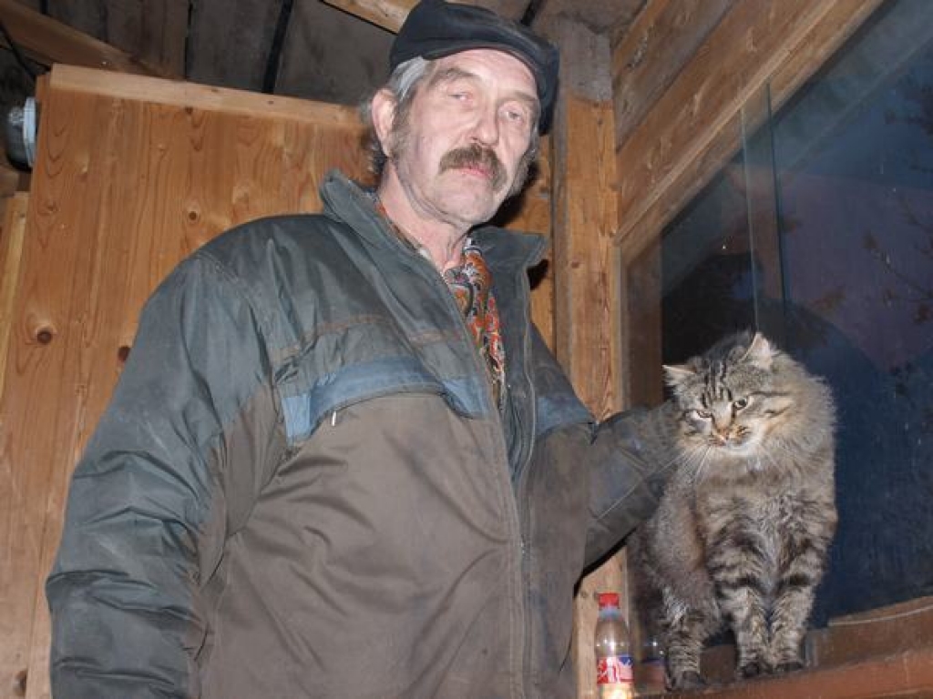 NEPADOSIES. Uldis Antons ir apņēmības pilns atjaunot māju, kurai uguns radījusi postījumus.  