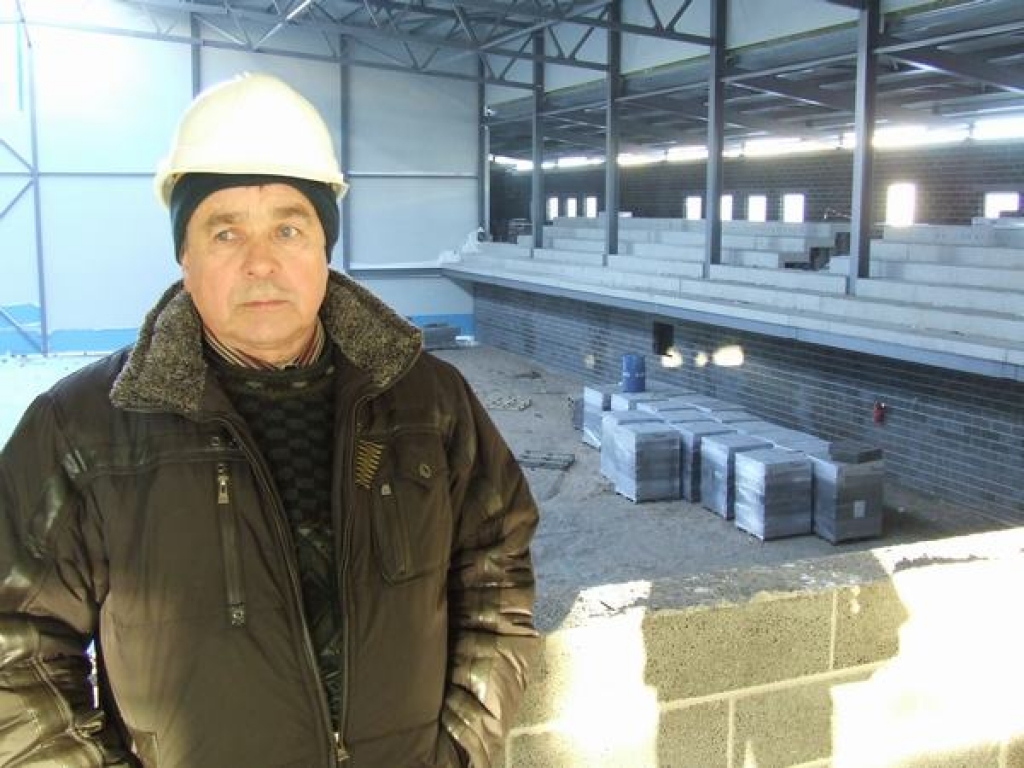 Halle aug kā sēne. ”Lielajā zālē grīdas vēl nav, bet tās ieklāšanu drīz sāksim,” saka darbu vadītājs Grigorijs Grigorjevs.