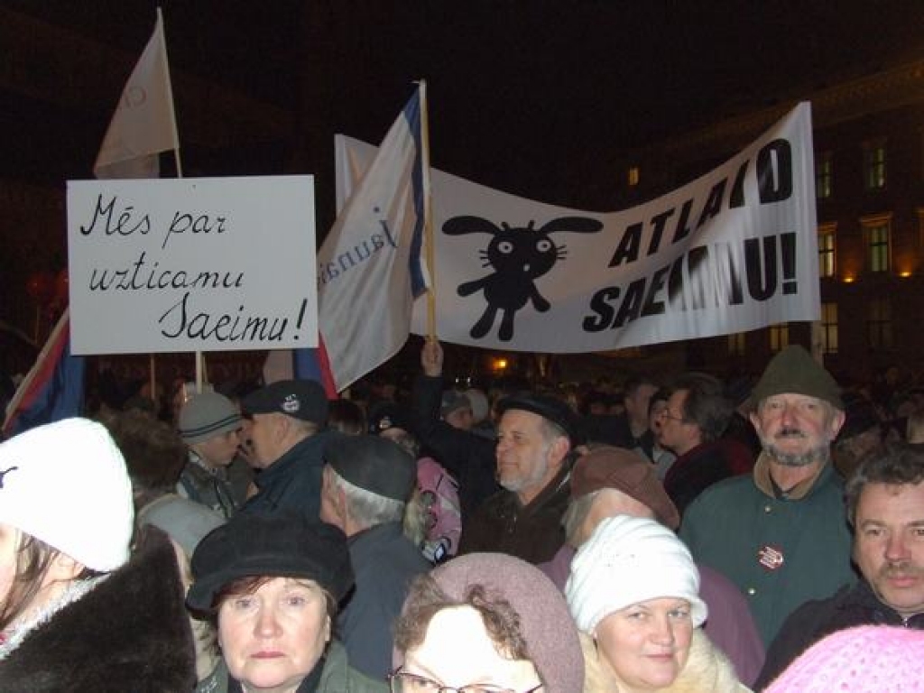 MIERMĪLĪGI. Latvieši vienmēr bijuši slaveni ar savaldību. Arī šis protesta pasākums notika mierīgi. Tikai vēlāk iereibuši jaunieši sāka postīt Vecrīgu.