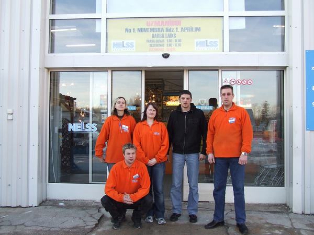 Optimisti. Veikala darbinieki Igita Zavicka (no kreisās), Mareks Kalniņš, Gunta Uzule, Jānis Venderots un Uģis Zavickis ir pārliecināti, ka celtniecībā labie laiki atgriezīsies.