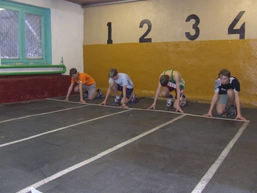 PIRMS STARTA. Vēl mirklis, un zēni aiztrauksies 60 metru sprinta distancē.