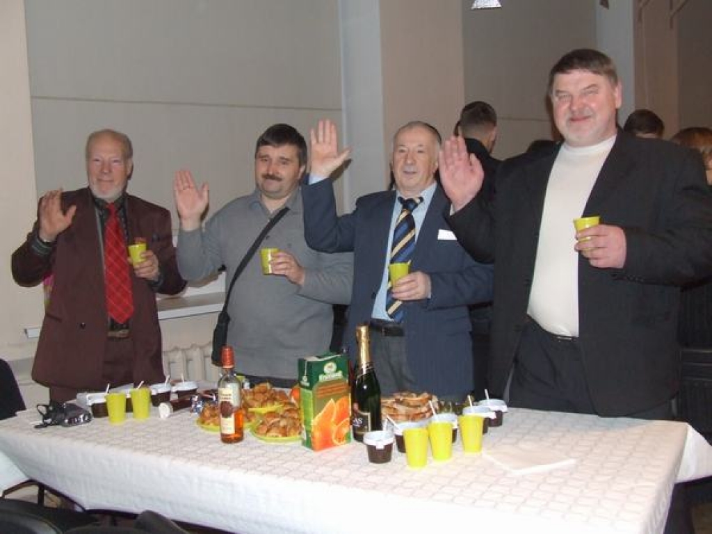 Zvēram! Svinīgā zvēresta laikā visiem bija jāpaceļ labā rokā.