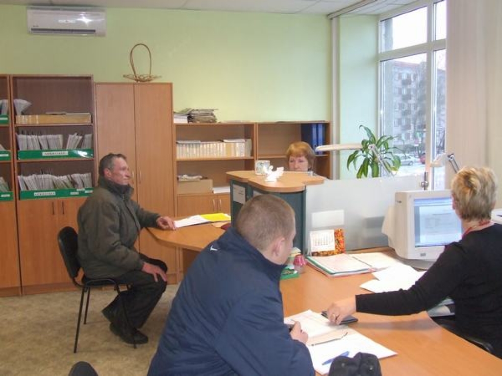 PIRMDIENĀS DAUDZ APMEKLĒTĀJU. NVA Aizkraukles filiāles darbinieces Malda Kārkle (no labās) un Astrīda Zuce reģistrē bezdarbniekus. Ar Zuces kundzi sarunājas Pēteris Sitnieks.