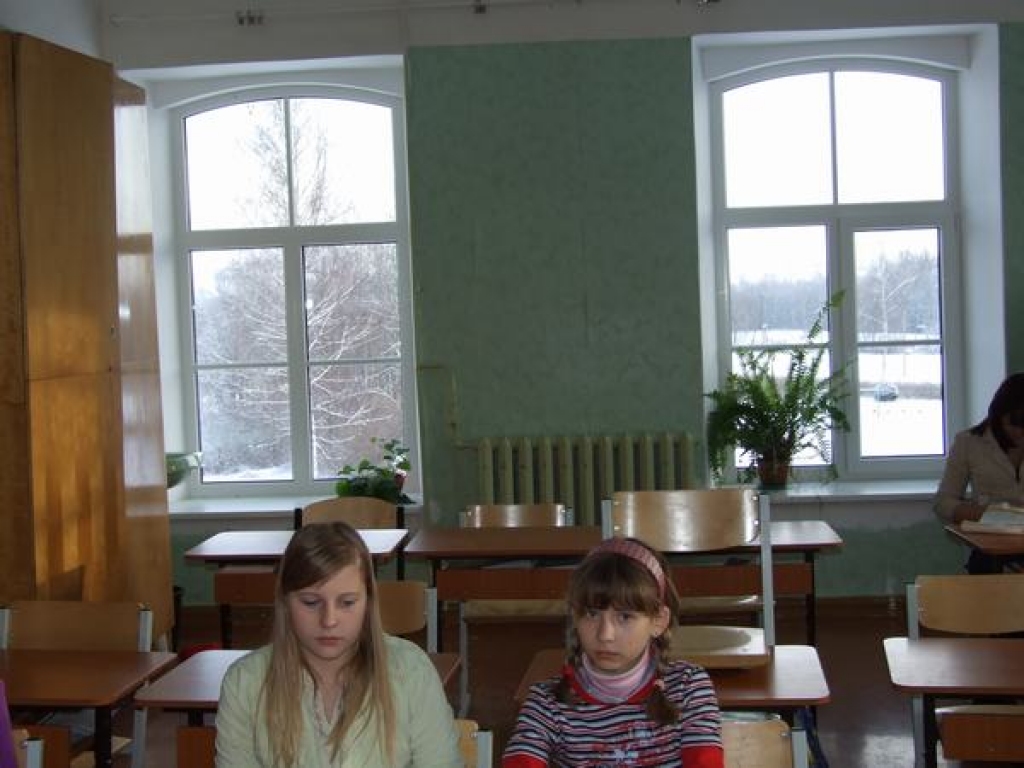 Siltāk. Daži logi skolai jau nomainīti.