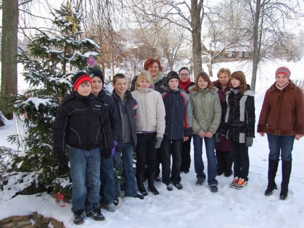 Mācās došanas prieku. Vīgantes pamatskolas skolēni kopā ar skolotājām apciemoja pagasta vecļaudis. Pirmajā rindā skolēni: Gints (no kreisās), Lauris, Edmunds, Naula, Vilnis, Mairita, Dana un Samanta, aizmugurē skolotājas — Ināra Galvanauska (no kreisās), Vita Lakša un Inita Ozoliņa. 