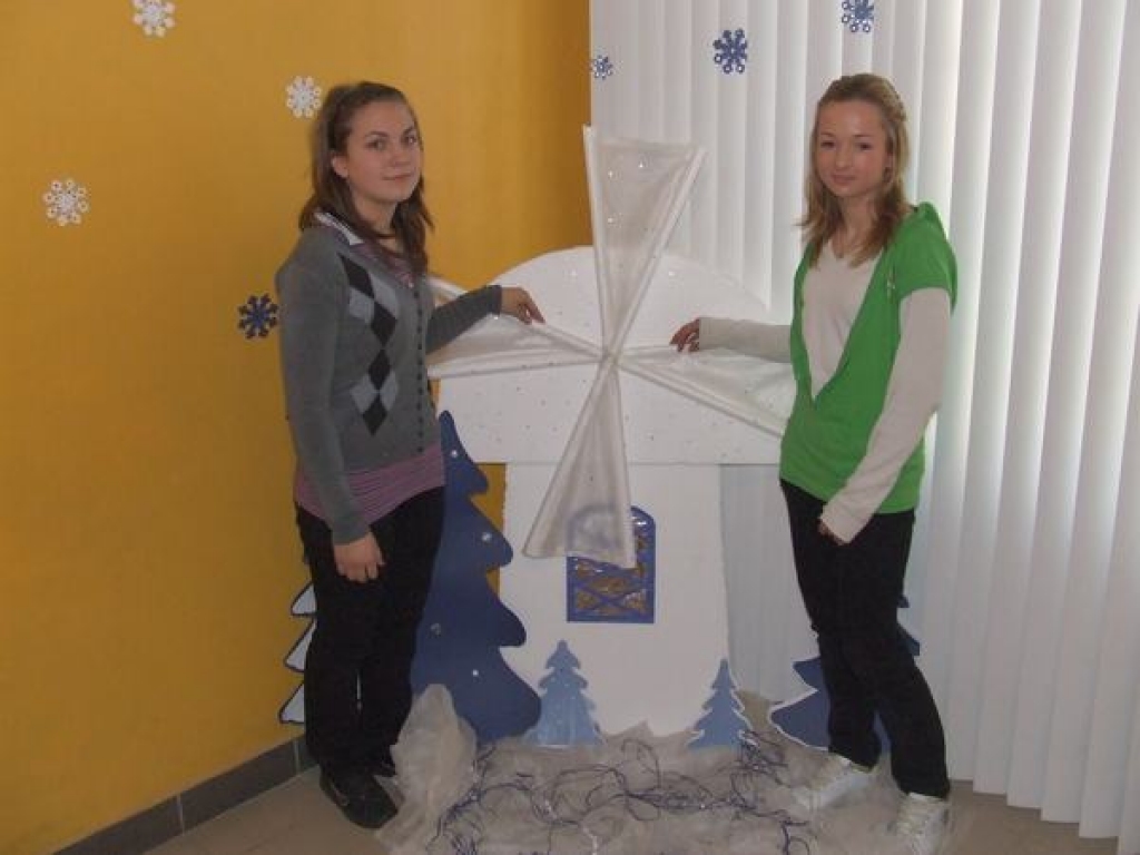 VISPUSĪGAS MEITENES. Laurai Lomagai (no kreisās) un Sanitai Jaudzemai ir teicami panākumi ne tikai sportā, bet arī mācībās.