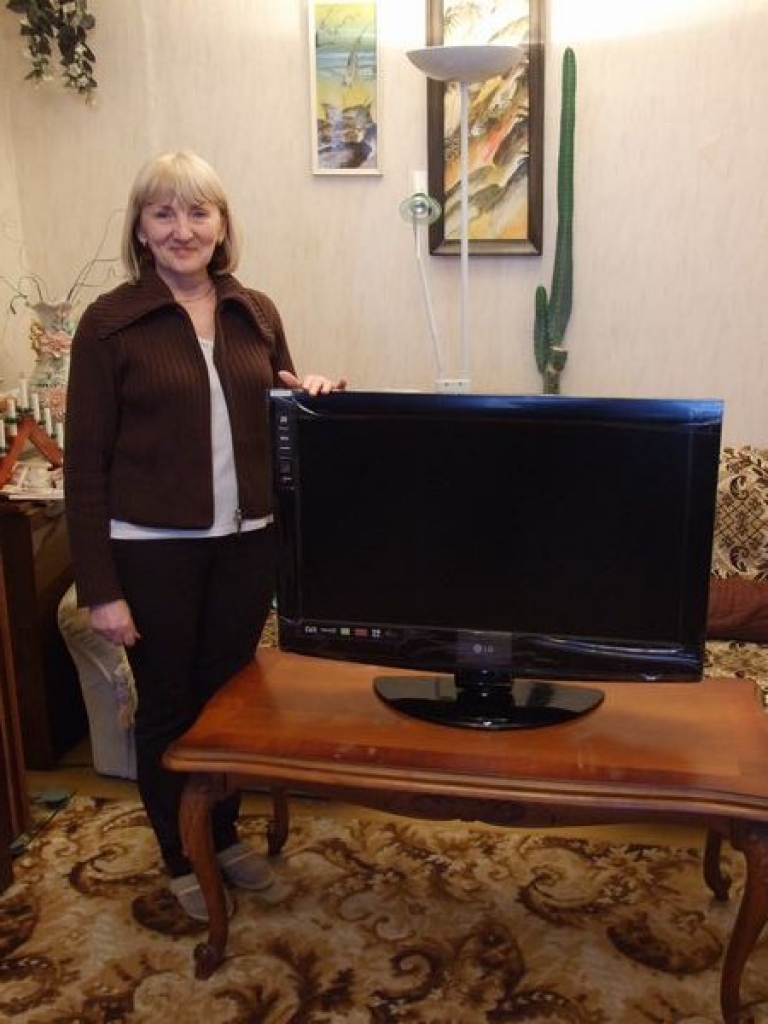 Iepriecināta. Ligija Bēma par laimēto televizoru bija patīkami pārsteigta.