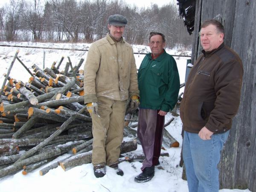 BŪS SILTI! Jānis Koļčs (no labās), Edgars Suhoveckis un Artūrs Vegners atzīst, ka malka ir laba, tikai jāsagatavo un jāsakrauj grēdā. 
