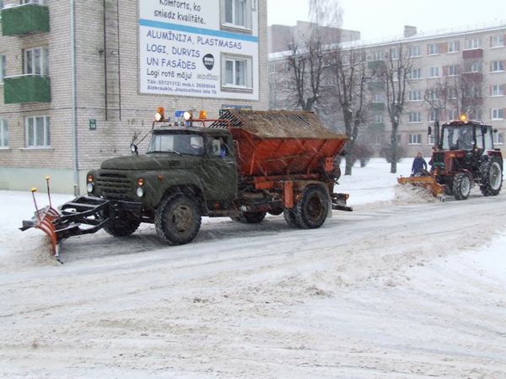 STRĀDĀ NEPĀRTRAUKTI. Aizkraukles ielās, tāpat kā uz valsts ceļiem, sniega tīrītāji strādāja nepārtraukti.