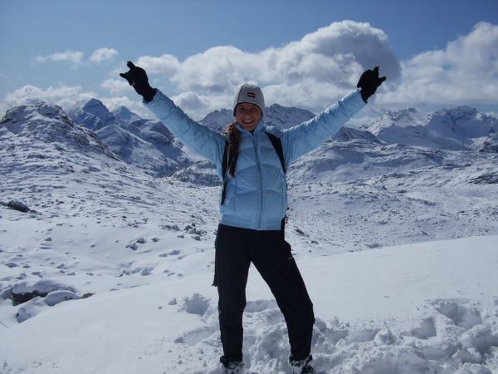 Iekaro kalnus. Daiga Dolomītu kalnu virsotnē.