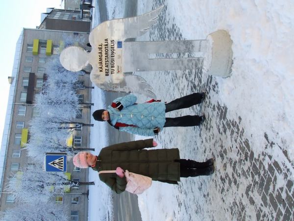 Ieinteresē. Atstarojošās eņģeļu figūras piesaista garāmgājēju uzmanību. Ieraugot sevi kā spogulī, der padomāt, vai pārgalvības dēļ par eņģeli nekļūsi pats.