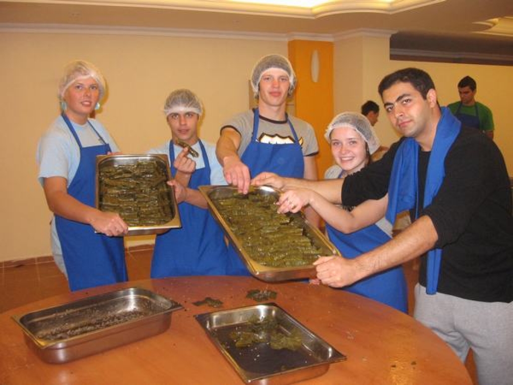 Kā pašmāju tīteņi. Aizkraukles jaunieši kopā ar turkiem gatavo Turcijas nacionālo ēdienu.