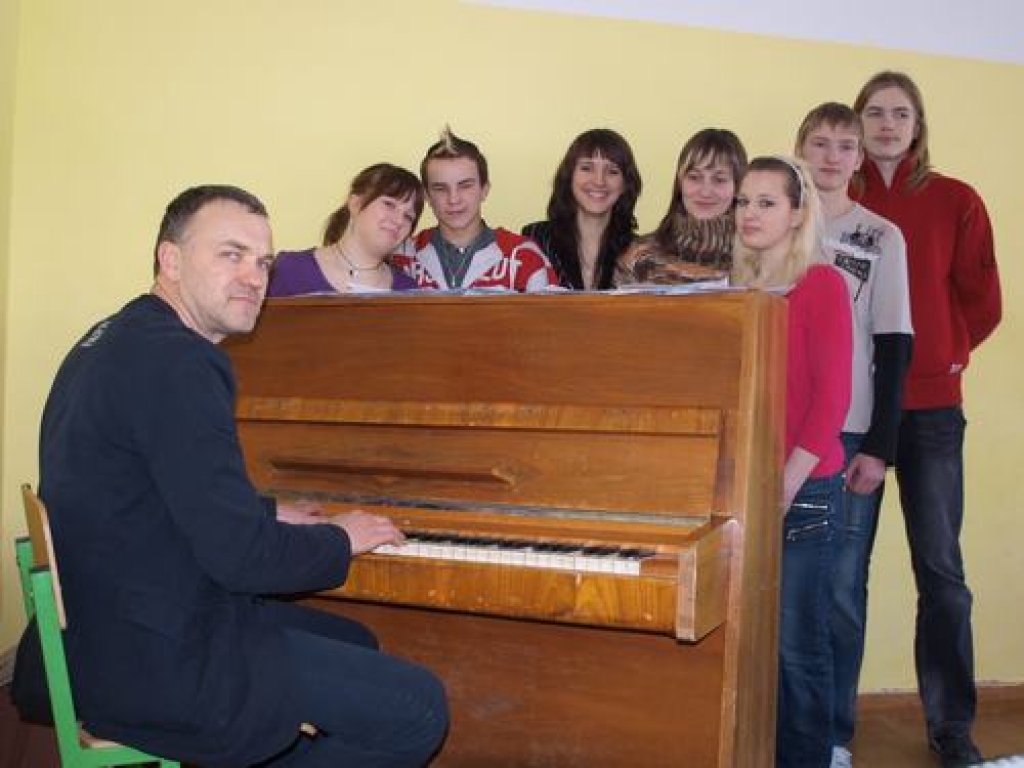 Gandarījumu gūst skolā. Uldis Bērziņš un Daudzeses pamatskolas 9. klases skolēni.