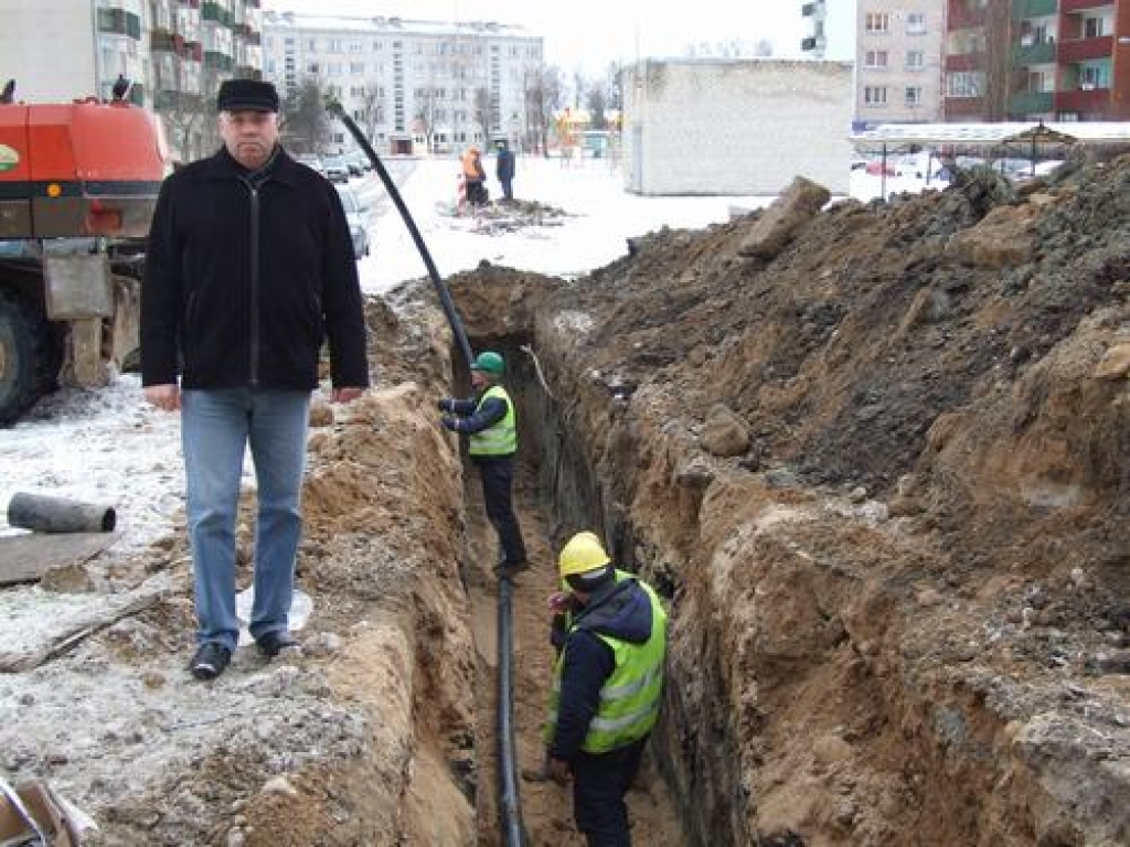 ROK ARĪ ZIEMĀ. SIA “Remus” vīri strādā Bērzu un Lāčplēša ielas krustojumā. Ar viņiem sarunājas SIA “Aizkraukles ūdens” darba organizācijas inženieris Arkādijs Kuzņecovs (no kreisās).