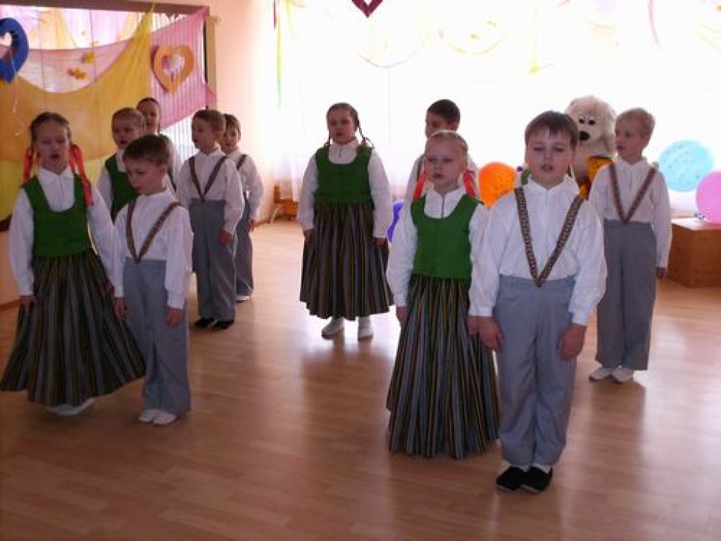 Mazie apsveicēji. Jaunjelgavas “dārziņa” bērnus sveic Aizkraukles bērnudārza “Zīlīte” audzēkņi.  
Autors: Foto no bērnudārza “Atvasīte” albuma.