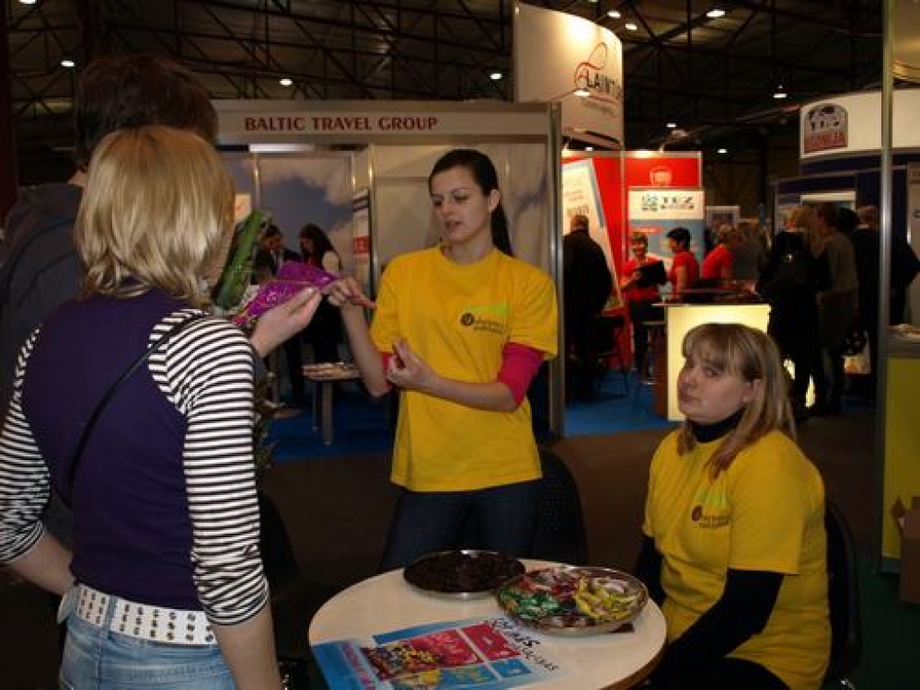 SALDA EKSKURSIJA. “Gotiņu” un citu saldumu degustāciju izstādē “Balttour 2009” piedāvā uzņēmuma “Skrīveru saldumi” pārstāves. 