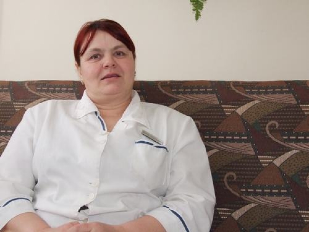 Jubilāre nelielā atelpā no ikdienas darbiem. Birutas kundze jau ceturto gadu strādā Aizkraukles slimnīcā par slimnieku kopēju.