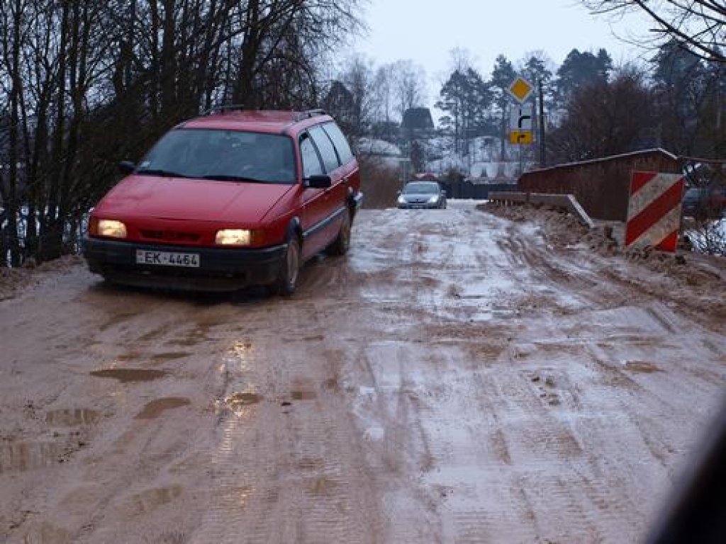 Bedre pie bedres. Tiek lauztas ne tikai automašīnas, bet pamatīgi bojāti autovadītāju nervi. 